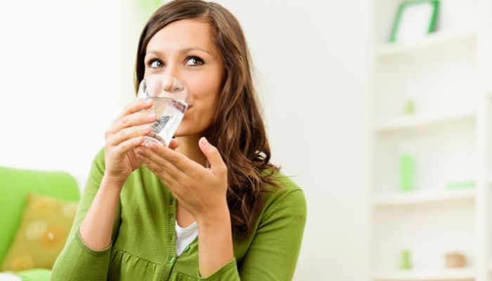 Bere acqua calda per andare di corpo